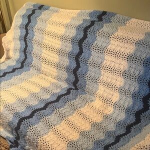 😄Vintage crocheted scallop edge blues shell design Afghan blanket